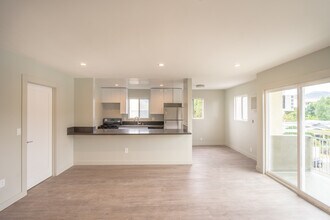 6556 Lamirada Ave in Los Angeles, CA - Foto de edificio - Building Photo