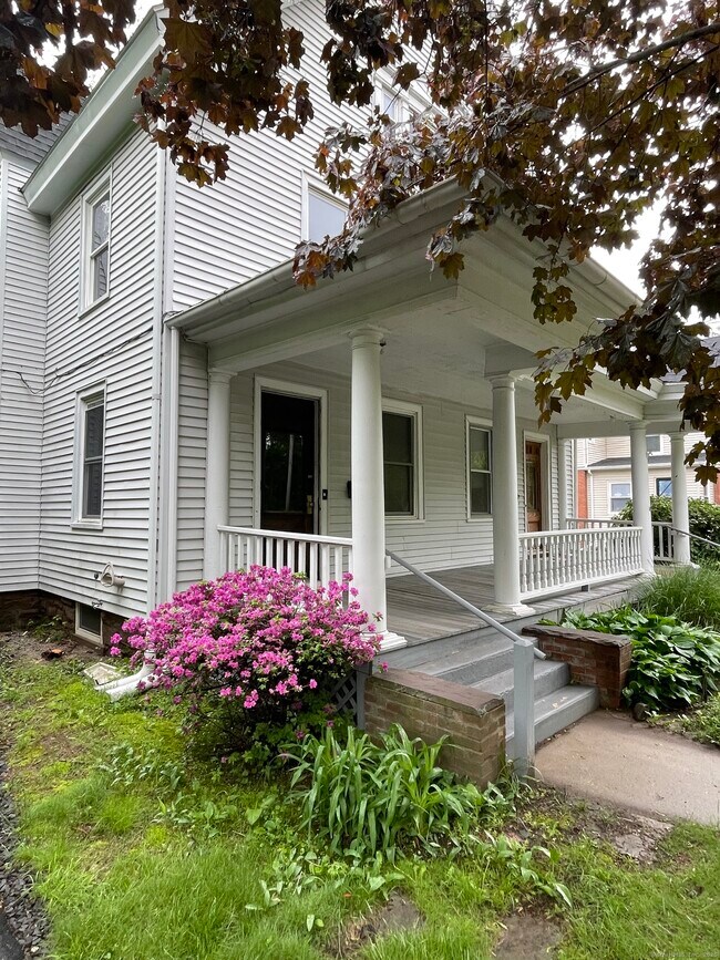 1740 Farmington Ave in Farmington, CT - Building Photo - Building Photo