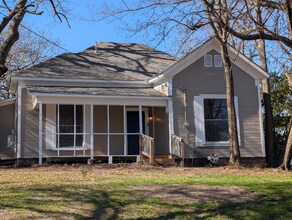1007 Bois D'Arc St in Commerce, TX - Building Photo - Building Photo