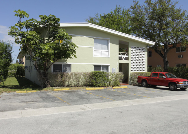 1585 NE 125th St in North Miami, FL - Foto de edificio - Building Photo