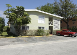 1585 NE 125th St in North Miami, FL - Building Photo - Building Photo