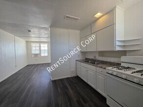250 Juniper St in Barstow, CA - Building Photo - Building Photo