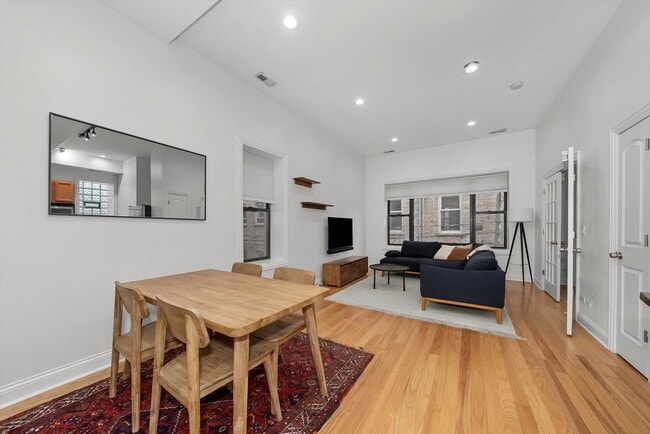 1064 N Milwaukee Ave in Chicago, IL - Building Photo - Building Photo