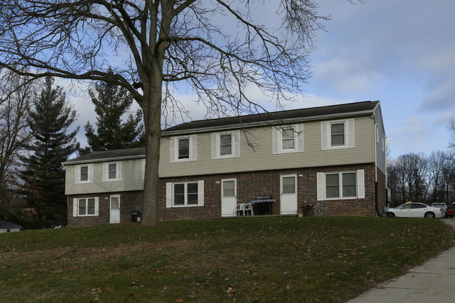 Robertson Court in Ionia, MI - Foto de edificio - Building Photo