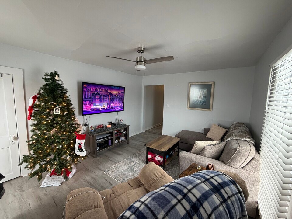 207 S Jefferson St, Unit Upstairs Unit in Ossian, IN - Foto de edificio