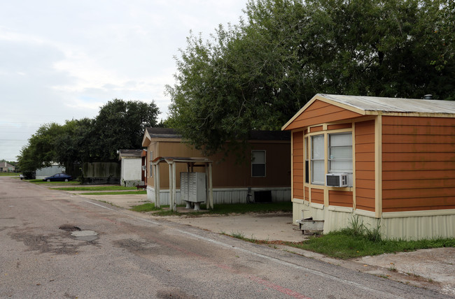 Vista Verde in Alvin, TX - Building Photo - Building Photo