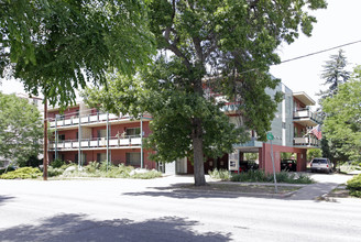 La Petite in Denver, CO - Foto de edificio - Building Photo