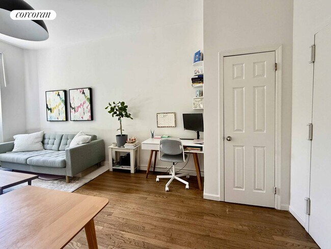 16 W 95th St in New York, NY - Building Photo - Building Photo