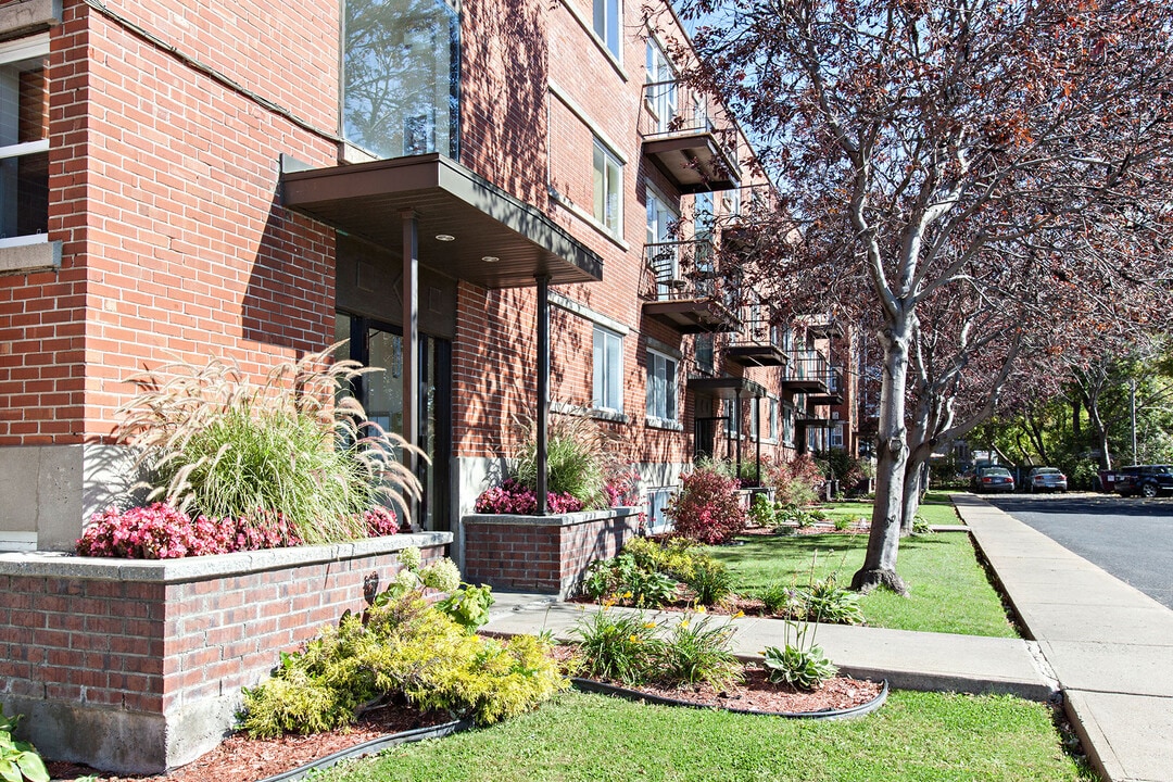 265 Riverside Rue in St-Lambert, QC - Building Photo