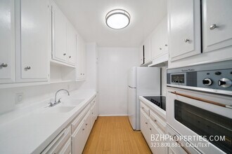 7030 Lanewood Ave in Los Angeles, CA - Building Photo - Building Photo