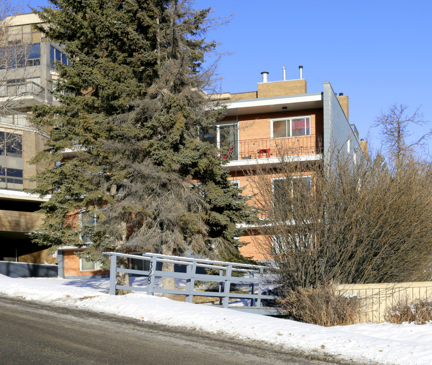 328 Meredith Rd NE in Calgary, AB - Building Photo