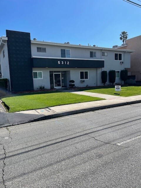 5312-5318 Kester Ave in Sherman Oaks, CA - Building Photo