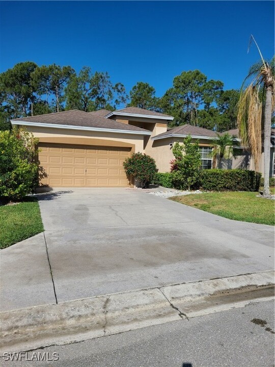 745 Crossfield Cir in Naples, FL - Building Photo