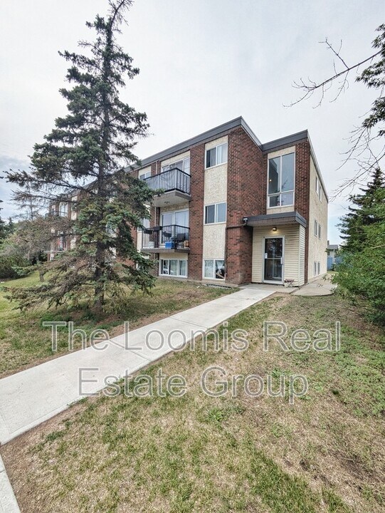 11308-11127 127 Ave NW in Edmonton, AB - Building Photo