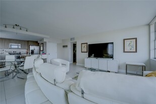 1817 S Ocean Dr in Hallandale Beach, FL - Building Photo - Building Photo