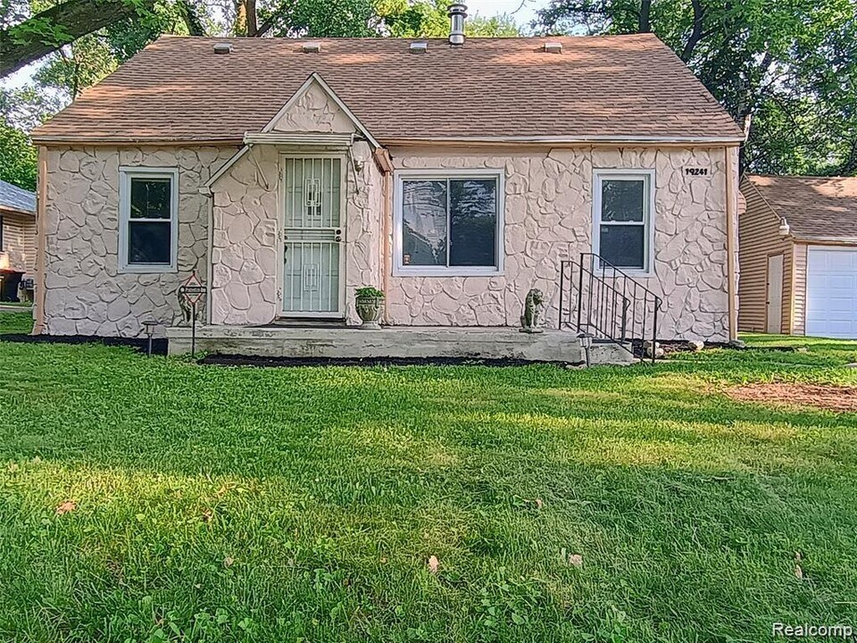 19241 Melrose Ave in Southfield, MI - Building Photo