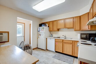 1063 E. Cascade Ave- Next to UWRF and CVTC in River Falls, WI - Foto de edificio - Interior Photo