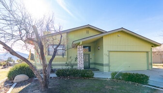 124 Lakeshore Dr in Wofford Heights, CA - Building Photo
