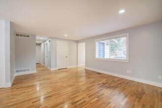 1380 165th Ave NE in Bellevue, WA - Building Photo - Building Photo