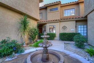 7893 E Joshua Tree Ln in Scottsdale, AZ - Foto de edificio - Building Photo