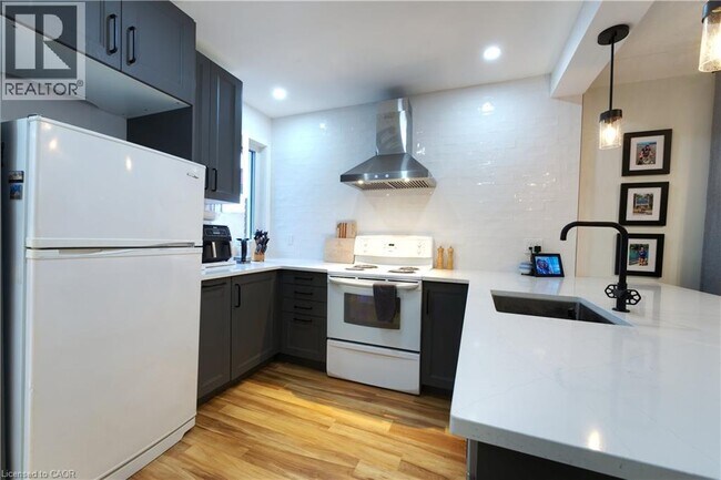 100 Huxley Ave N in Hamilton, ON - Building Photo - Building Photo