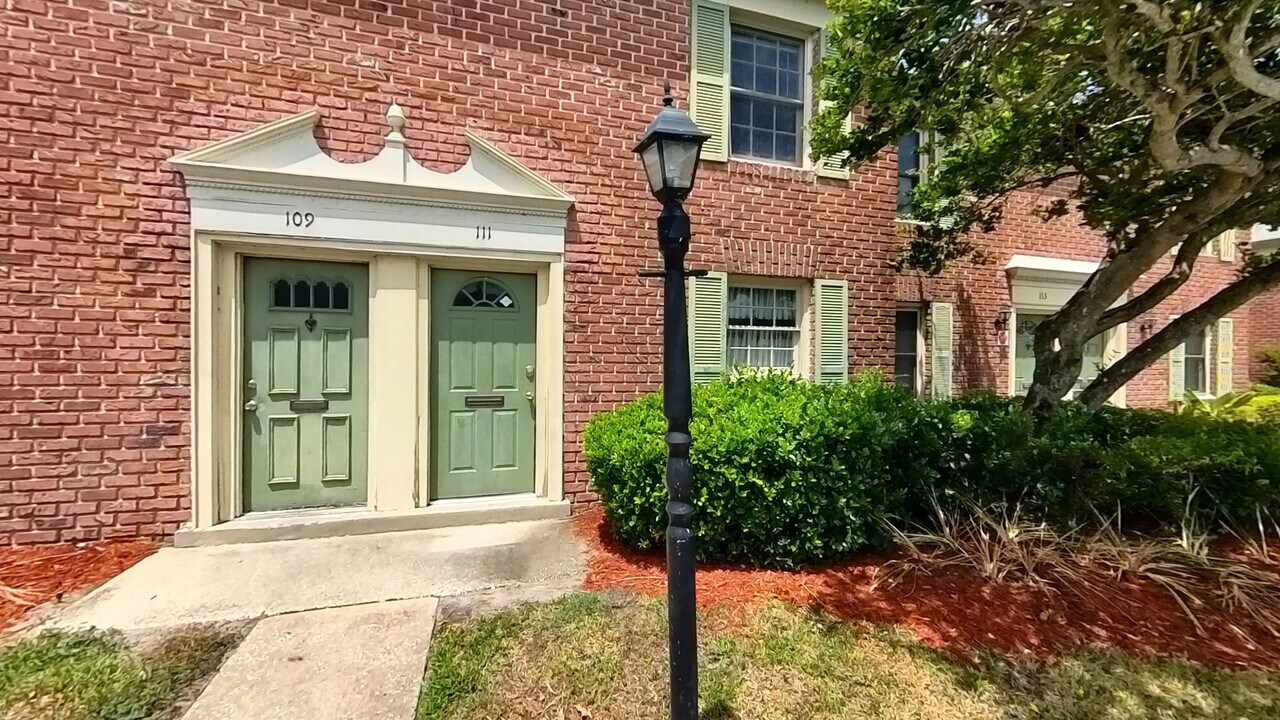 111 Georgetown Dr in Casselberry, FL - Building Photo