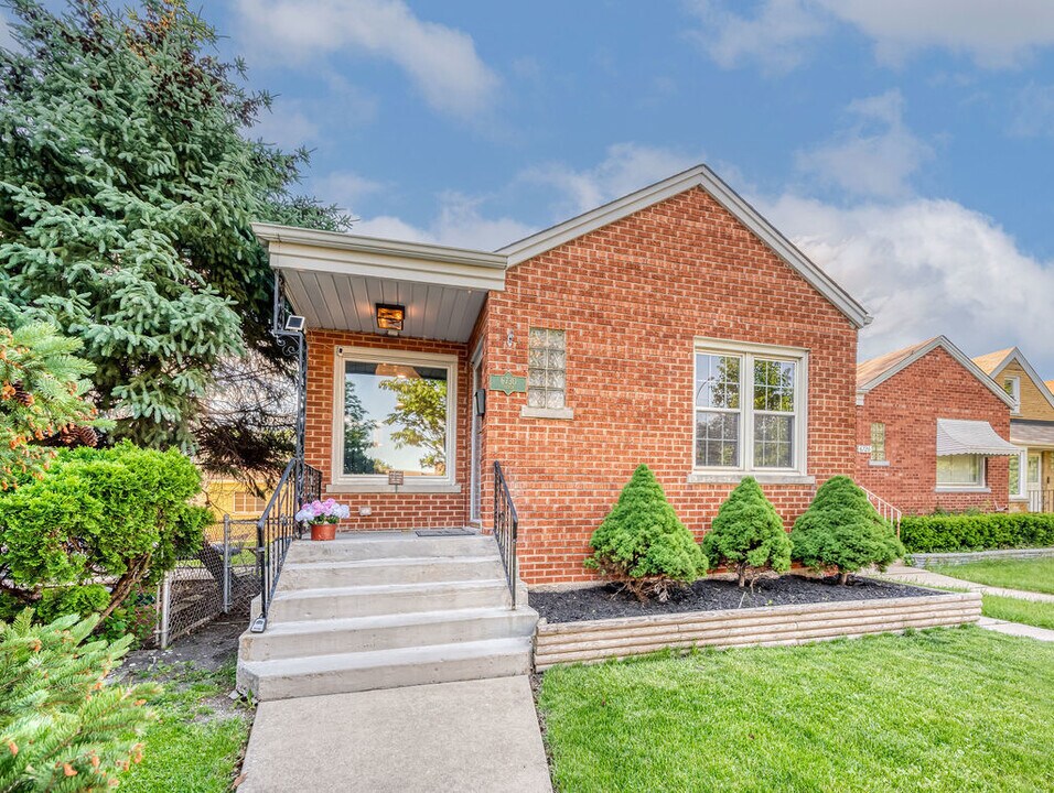 6730 W Devon Ave in Chicago, IL - Building Photo