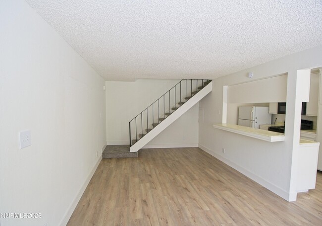 664 Oakwood Dr in Sparks, NV - Building Photo - Building Photo
