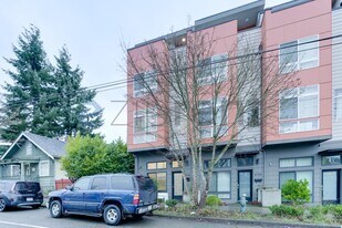 6736 15th Ave NW in Seattle, WA - Building Photo