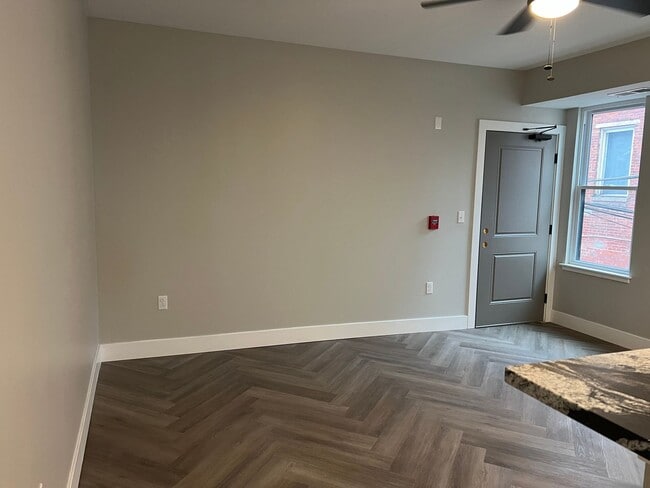 649 Emlin St in Pittsburgh, PA - Foto de edificio - Building Photo