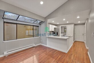 10008 NE 122nd St in Kirkland, WA - Building Photo - Building Photo