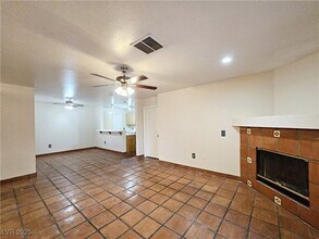 8452 Boseck Dr, Unit 106 in Las Vegas, NV - Building Photo - Building Photo