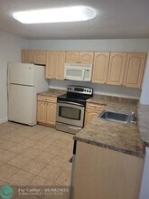5681 Riverside Dr in Coral Springs, FL - Foto de edificio - Building Photo