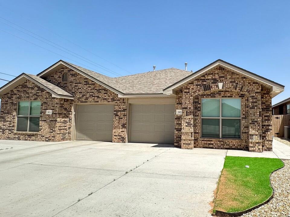 2002 Aberdeen Ave in Wolfforth, TX - Foto de edificio