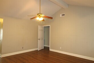 508 Julie Ln in Highlands, TX - Building Photo - Building Photo