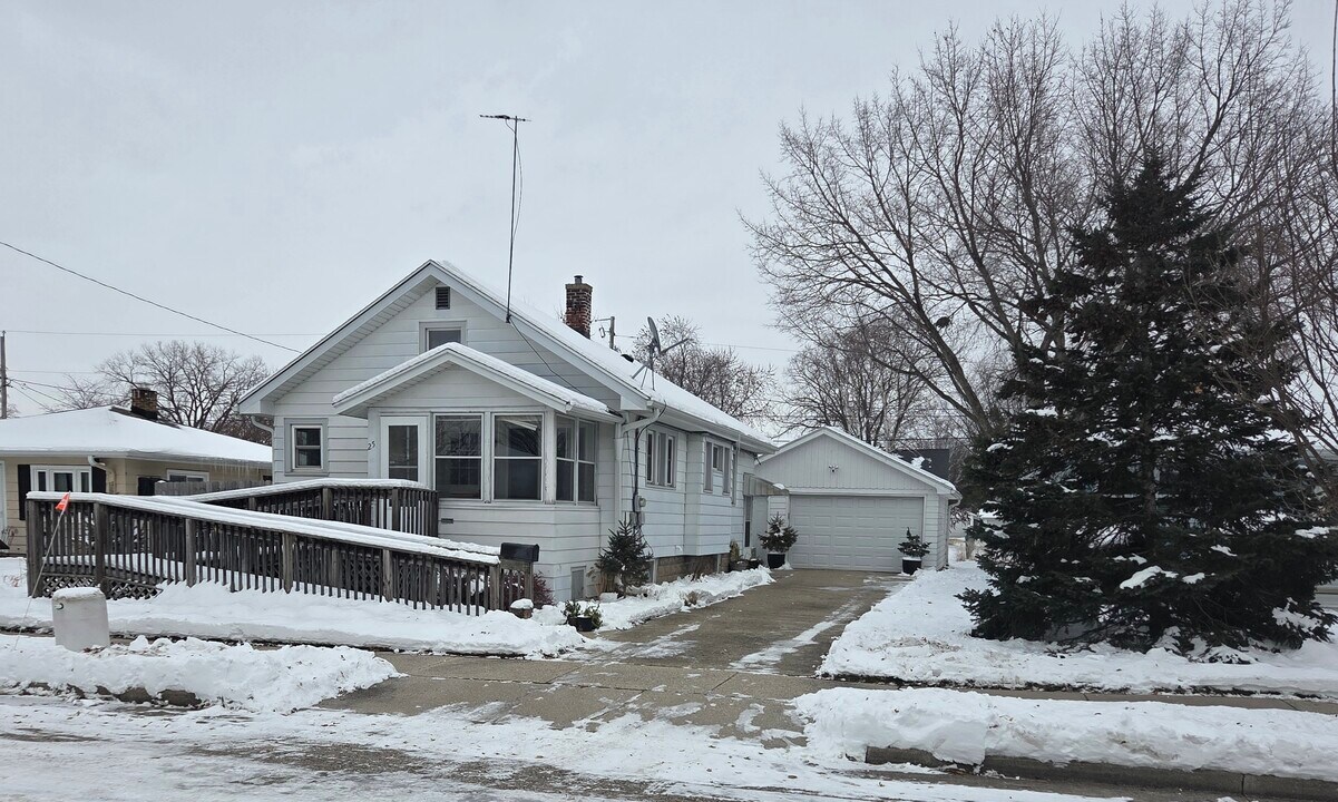 25 N Reserve Ave in Fond du Lac, WI - Foto de edificio
