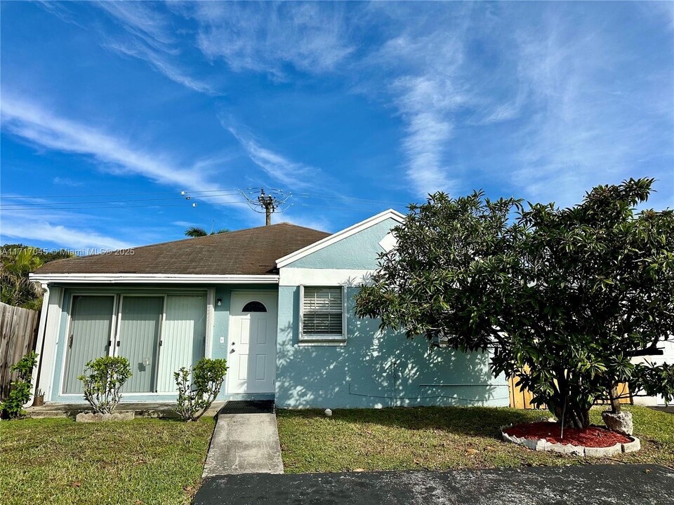 10371 SW 205th Terrace in Cutler Bay, FL - Building Photo