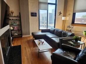 1601 W School St, Unit 308 in Chicago, IL - Foto de edificio - Building Photo