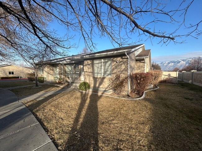 1599 Cornerstone Way in South Jordan, UT - Foto de edificio - Building Photo