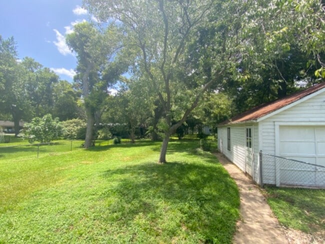 1424 Live Oak St in Columbus, TX - Building Photo - Building Photo