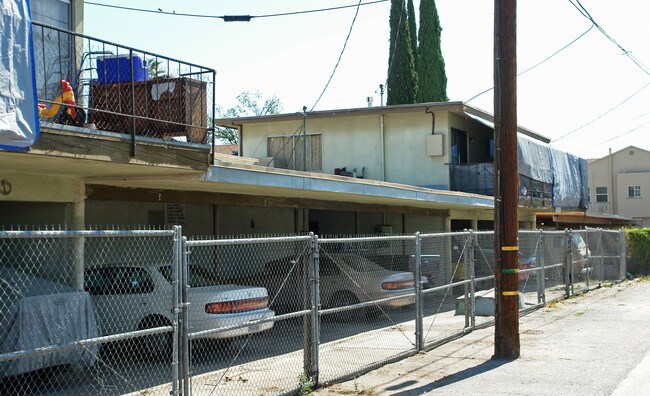 2416 E White Ave in Fresno, CA - Foto de edificio - Building Photo