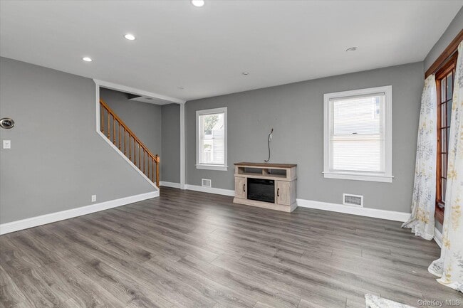 25 Winnie Ct in Westbury, NY - Foto de edificio - Building Photo