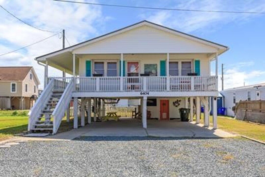 6404 14th Ave in North Topsail Beach, NC - Building Photo