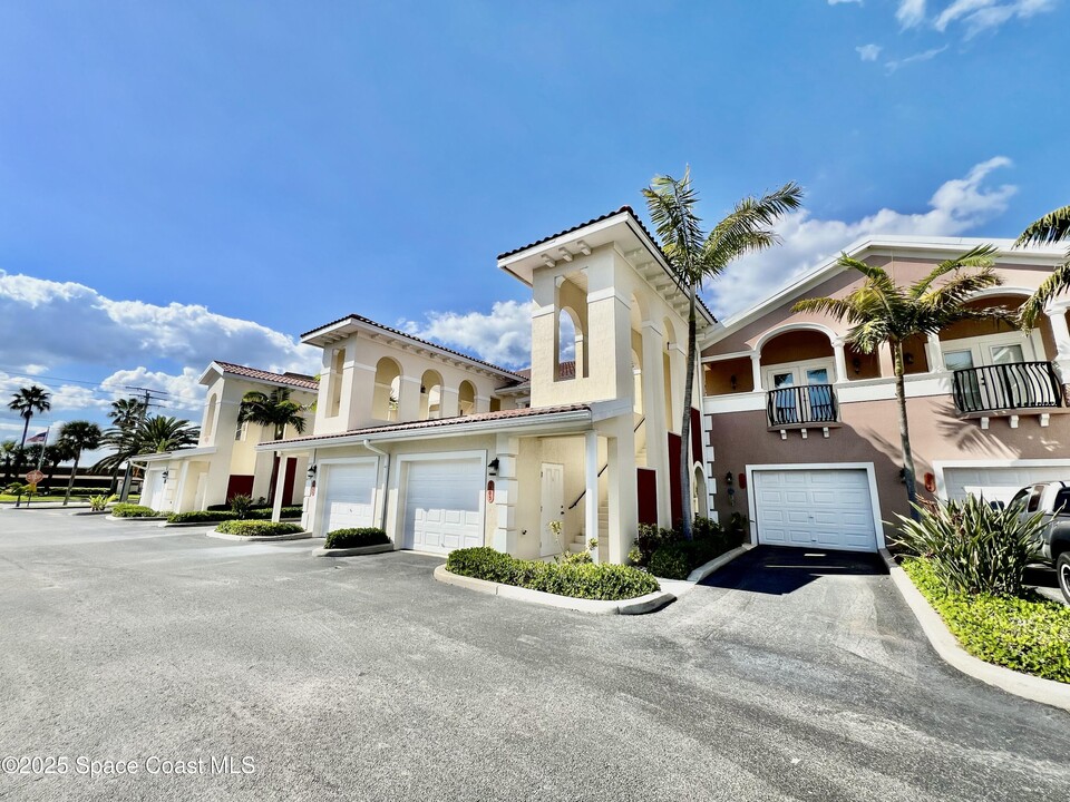 129 Lancha Cir in Indian Harbour Beach, FL - Building Photo