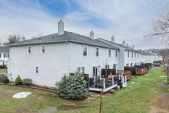 Middlesex Village Townhomes in Middlesex, NJ - Foto de edificio - Building Photo