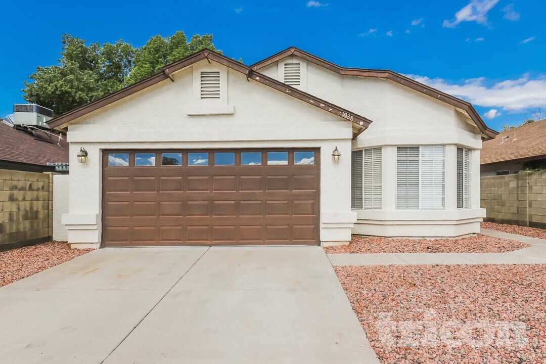 1938 E Wagoner Rd in Phoenix, AZ - Building Photo