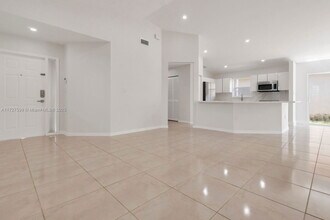 3025 NW 99th Pl in Doral, FL - Building Photo - Building Photo