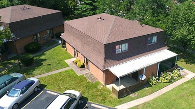 Village On Courtright in Columbus, OH - Foto de edificio - Building Photo