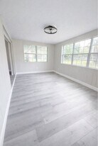 7521 Nundy Ave in Gibsonton, FL - Building Photo