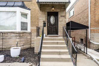 2042 73rd Ave-Unit -1 in Elmwood Park, IL - Foto de edificio - Building Photo